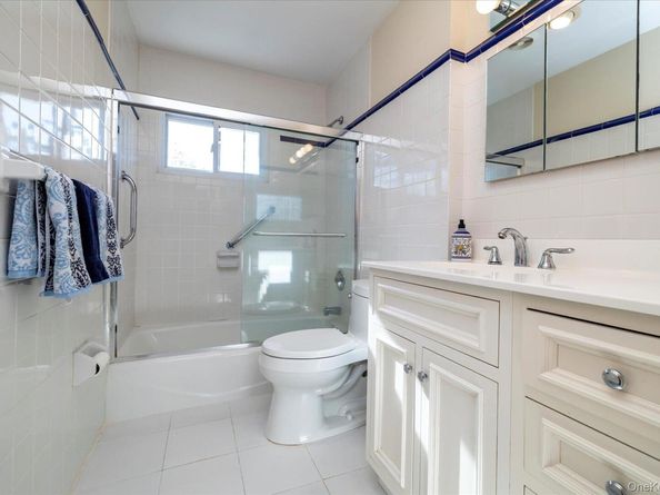 33 Starks Place, Lynbrook NY 11563