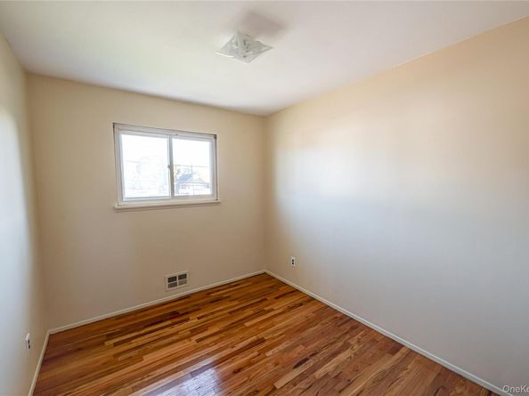 635 S Wellwood Avenue, Lindenhurst NY 11757
