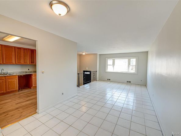 635 S Wellwood Avenue, Lindenhurst NY 11757