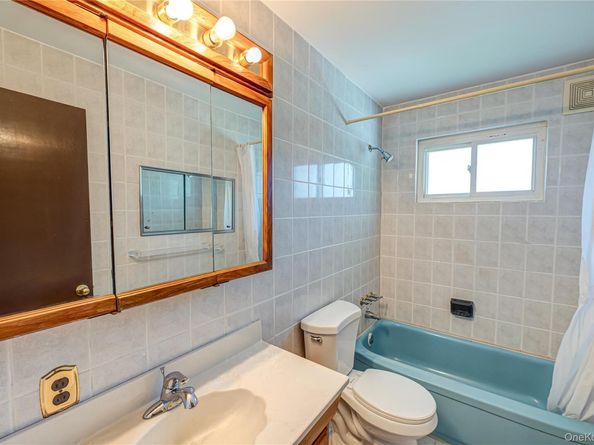 635 S Wellwood Avenue, Lindenhurst NY 11757