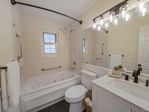 336 Lakeland Avenue 5D, Sayville NY 11782