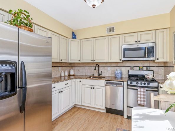 202 Pointe Circle North 202, Coram NY 11727