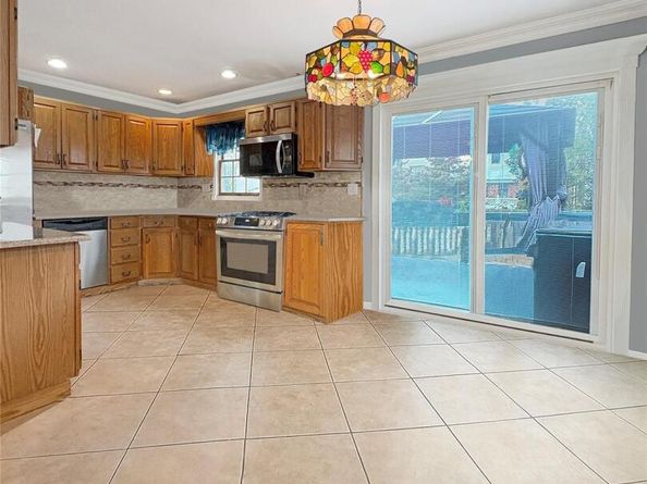 573 S 5th Street, Lindenhurst NY 11757