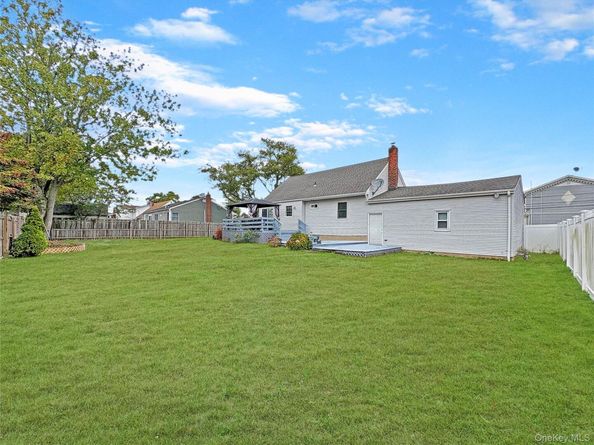 573 S 5th Street, Lindenhurst NY 11757