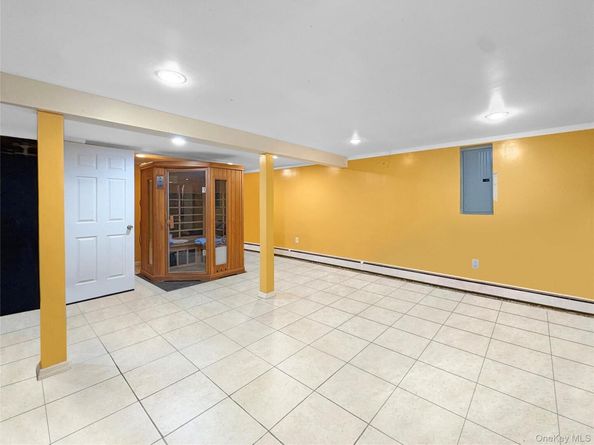 573 S 5th Street, Lindenhurst NY 11757