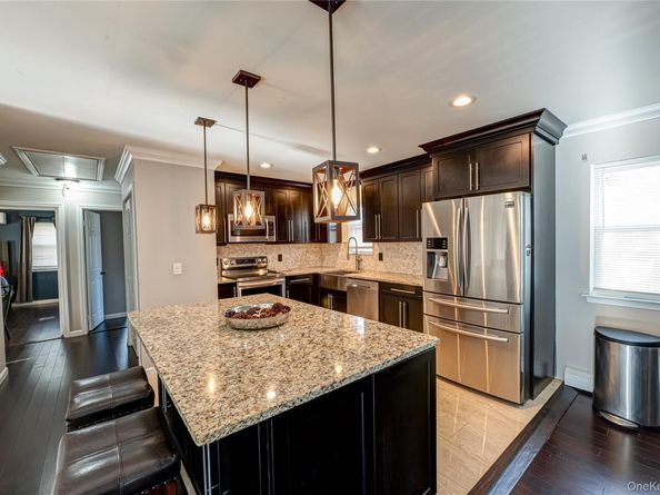 27 MANCHESTER Road, Huntington NY 11743