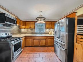 14 Urn Court, Brentwood NY 11717