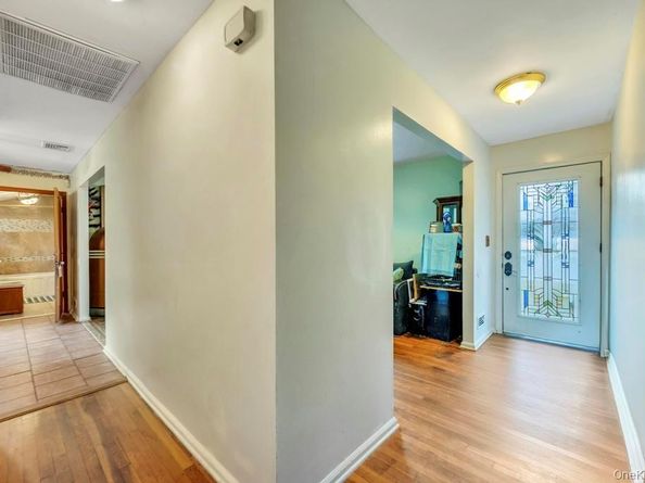 14 Urn Court, Brentwood NY 11717