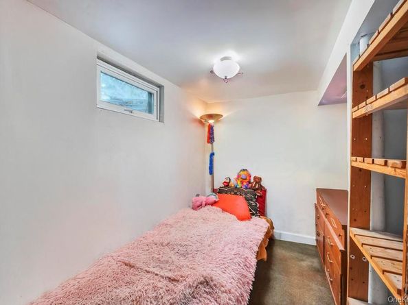 14 Urn Court, Brentwood NY 11717