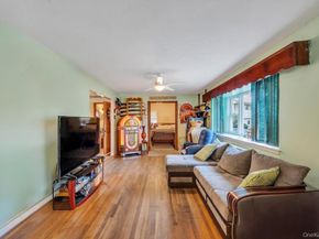 14 Urn Court, Brentwood NY 11717