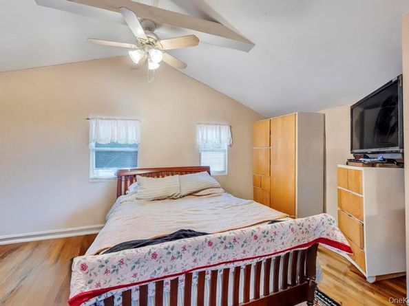 14 Urn Court, Brentwood NY 11717