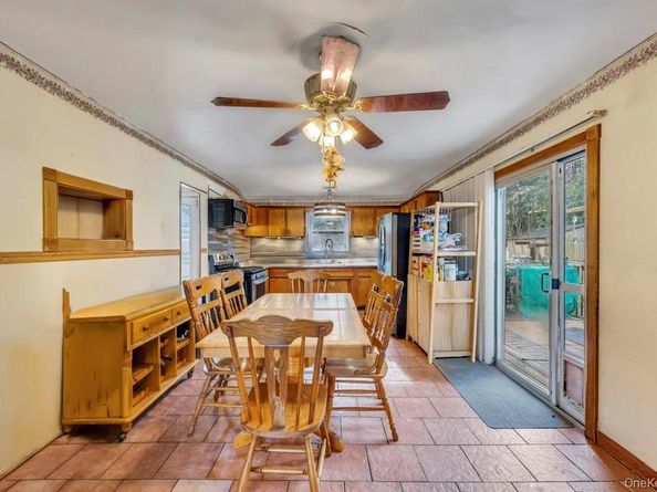 14 Urn Court, Brentwood NY 11717