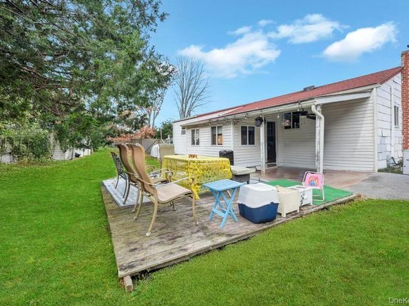 14 Urn Court, Brentwood NY 11717