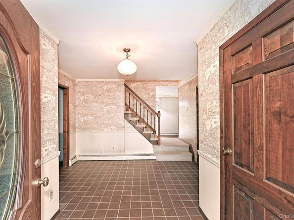 6 Duquesne Drive, Greenlawn NY 11740