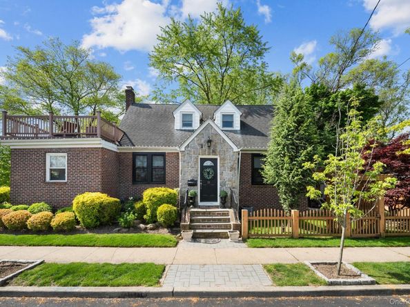 29 W Henrietta Avenue, Oceanside NY 11572