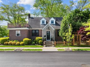 29 W Henrietta Avenue, Oceanside NY 11572