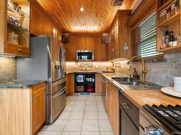 29 W Henrietta Avenue, Oceanside NY 11572