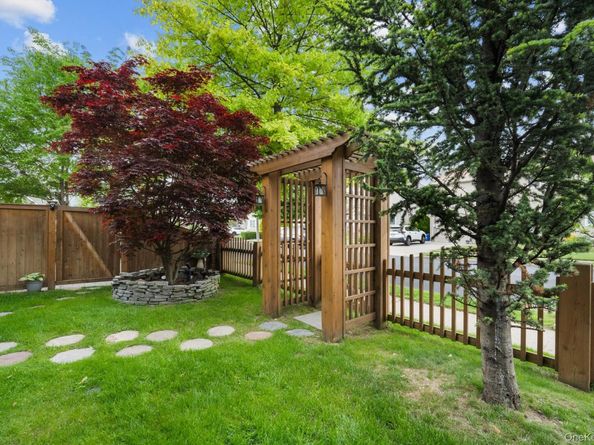 29 W Henrietta Avenue, Oceanside NY 11572