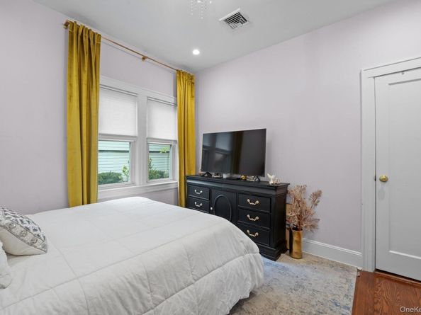 29 W Henrietta Avenue, Oceanside NY 11572