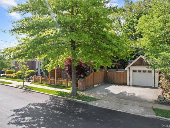 29 W Henrietta Avenue, Oceanside NY 11572