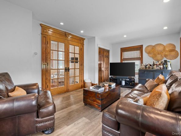 29 W Henrietta Avenue, Oceanside NY 11572