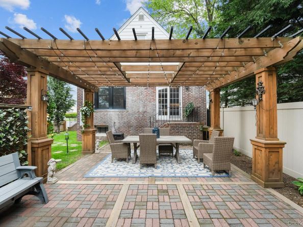 29 W Henrietta Avenue, Oceanside NY 11572