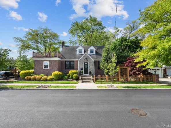 29 W Henrietta Avenue, Oceanside NY 11572