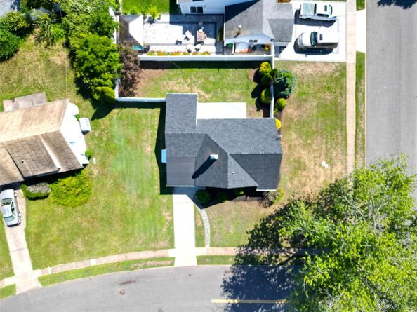 77 Autumn Lane, Hicksville NY 11801