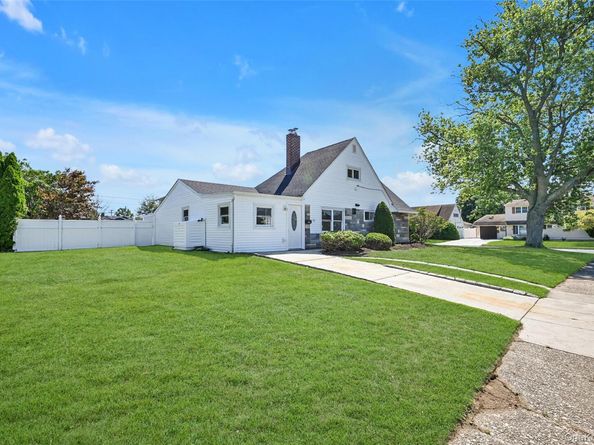 77 Autumn Lane, Hicksville NY 11801