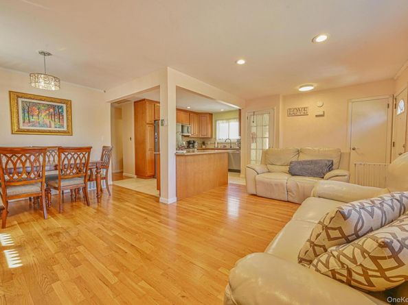 126 Commonwealth Avenue, Massapequa NY 11758