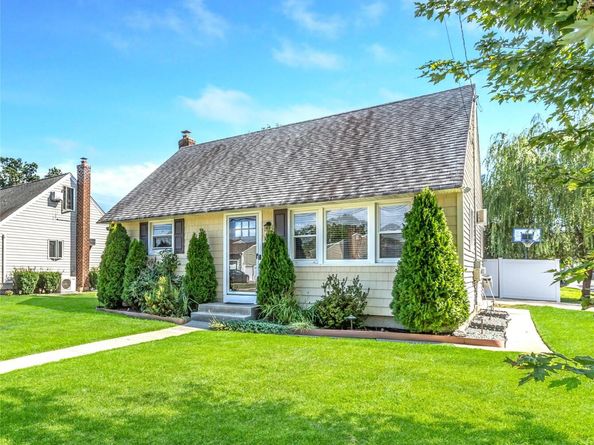 174 N Nassau Avenue, Massapequa NY 11758