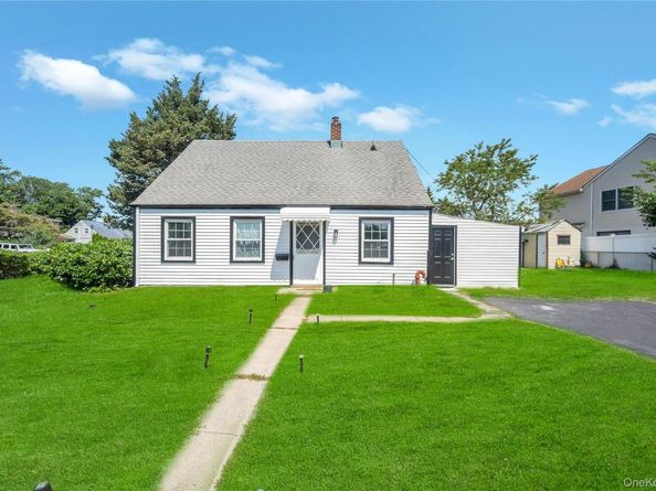 88 Anchor Lane, Levittown NY 11756