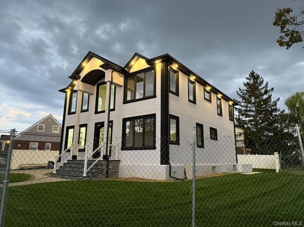 1035 Glen Drive, Franklin Square NY 11010
