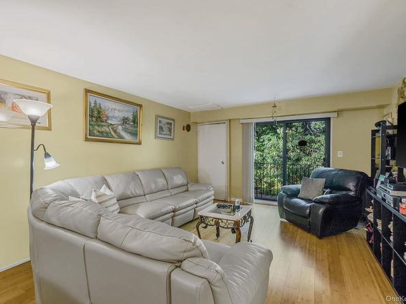 185 Newbrook 185, Bay Shore NY 11706