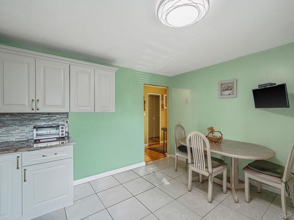 185 Newbrook 185, Bay Shore NY 11706