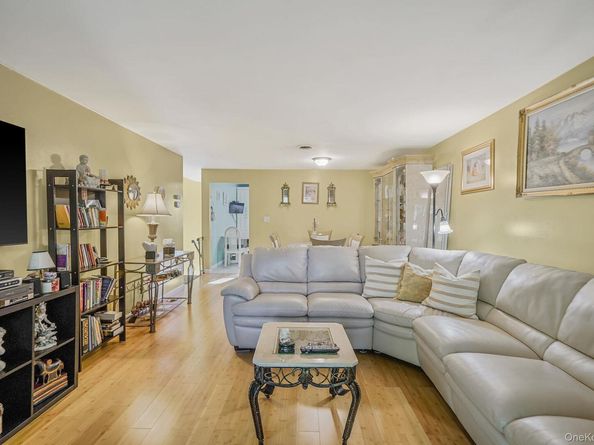 185 Newbrook 185, Bay Shore NY 11706