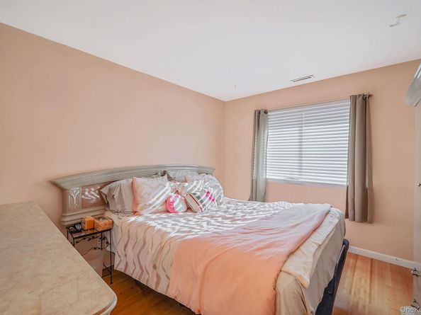 185 Newbrook 185, Bay Shore NY 11706