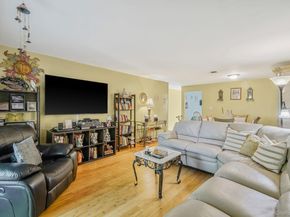 185 Newbrook 185, Bay Shore NY 11706