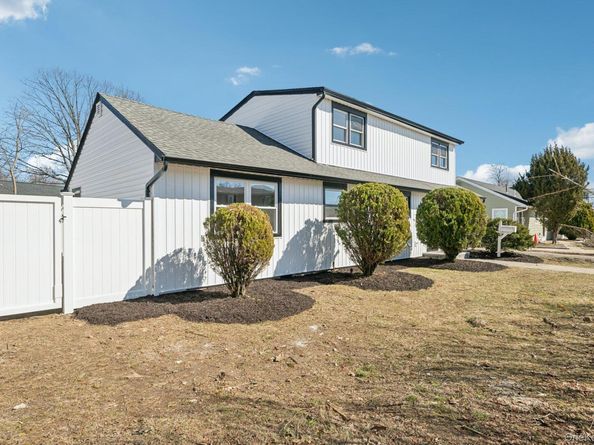 38 Somerset Road E, Amityville NY 11701