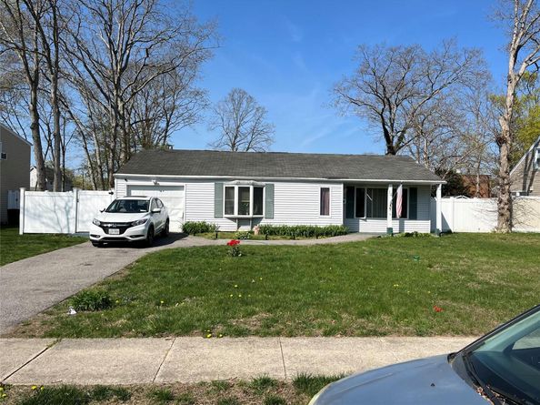 14 Lurcott Lane, Central Islip NY 11722