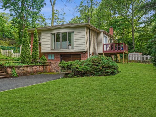 6 Sycamore Place, Smithtown NY 11787