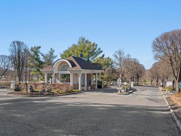 9 Hamlet Drive, Hauppauge NY 11788