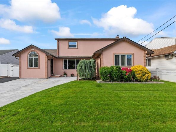 61 Cheshire Road, Bethpage NY 11714