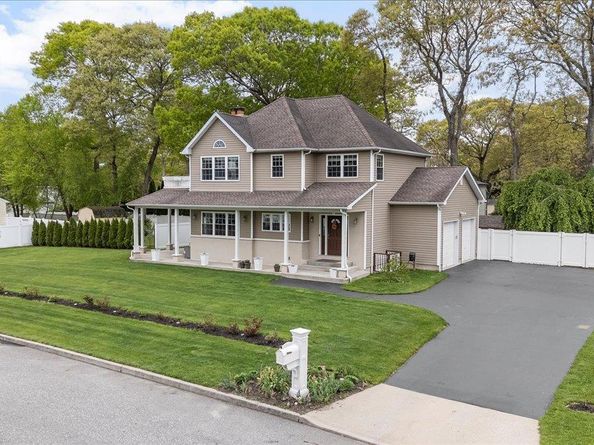 8 Manhattan Avenue, Centereach NY 11720