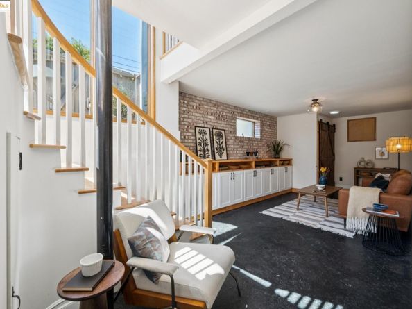 327 Hudson St, Oakland CA 94618