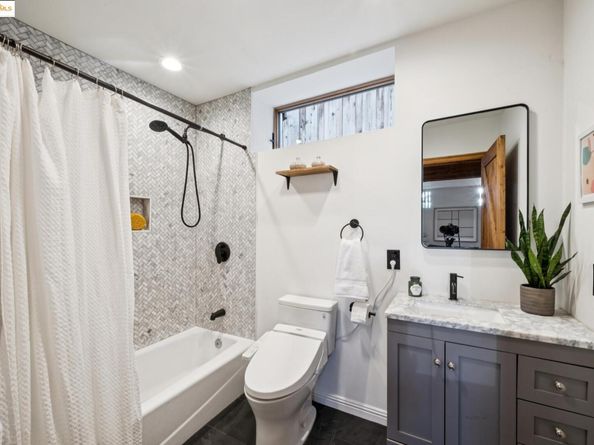 327 Hudson St, Oakland CA 94618