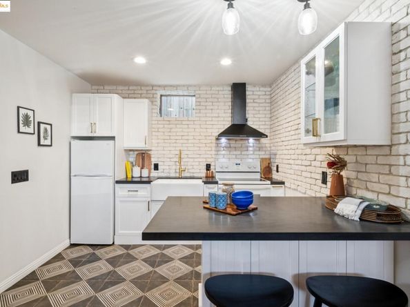 327 Hudson St, Oakland CA 94618