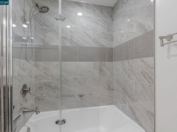142 Sequoyah View Dr, Oakland CA 94605