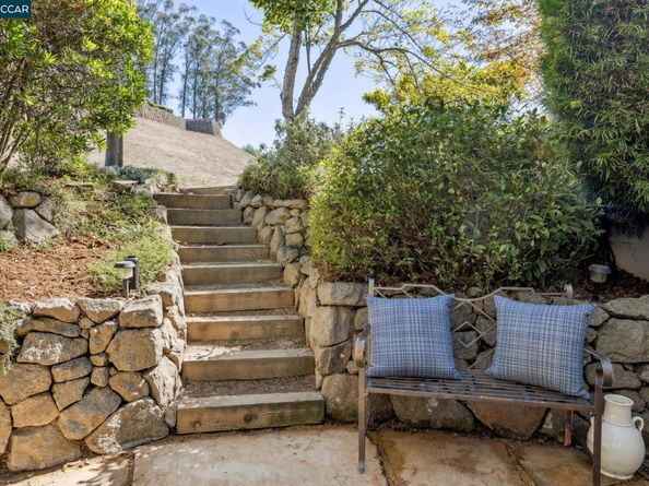 1375 Summit Park Ct, El Cerrito CA 94530