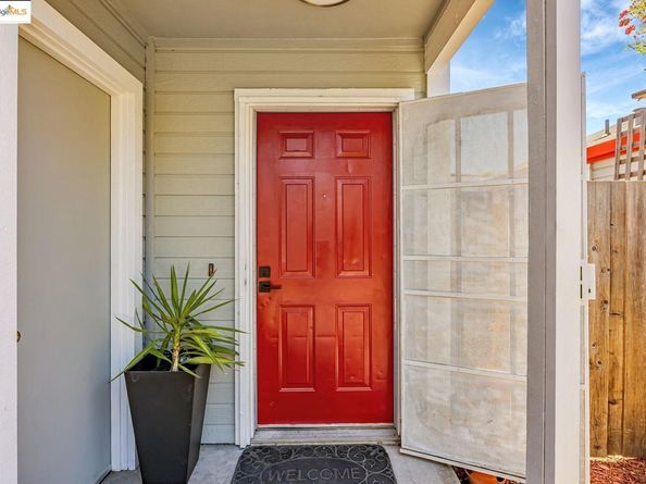 16 Town Sq PL, Oakland CA 94603